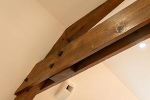 a wooden beam on the ceiling of a room at Yassam -Le Studio 301 in Saint-Brieuc