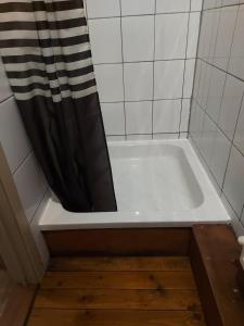 un bagno con vasca da bagno e tenda da doccia di Deurne ad Anversa