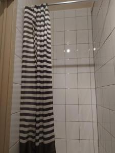 una tenda da doccia bianca e nera in un bagno di Deurne ad Anversa