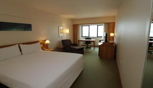 a hotel room with a bed and a desk at 1601 - Hotel & Residence Sol Alphaville Flat in Barueri