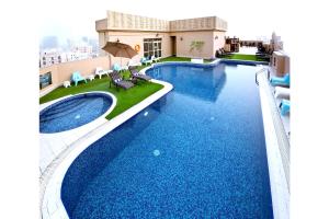 בריכת השחייה שנמצאת ב-Corp Executive Hotel Doha Suites או באזור