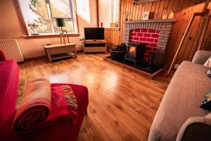 a living room with a fireplace and a couch at Pabbay House in Back