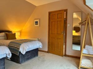 a bedroom with a bed and a mirror at Pabbay House in Back