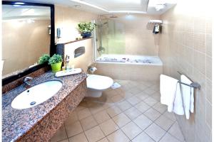 חדר רחצה ב-Corp Executive Hotel Doha Suites