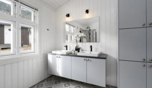 a white bathroom with two sinks and a mirror at Paradis ved Norefjell in Surteberg +28 photos