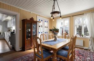 a kitchen and dining room with a table and chairs at Paradis ved Norefjell in Surteberg