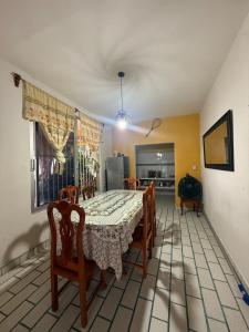 a dining room with a table and chairs and a kitchen at Casa Pelícanos playa de chachalacas in Ursulo Galván