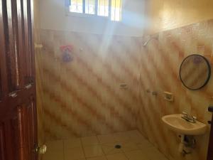 a bathroom with a sink and a mirror at Casa Pelícanos playa de chachalacas in Ursulo Galván