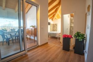 ein Flur mit Esszimmer und Wohnzimmer in der Unterkunft Cà Bianca in Erba