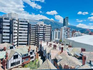 an aerial view of a city with buildings at Amplia suite cerca a La Carolina - Av 6 Diciembre in Quito
