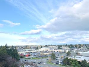 a view of a city with cars on a highway at 2B2B apartment with stunning window -7min to Dome in Tacoma