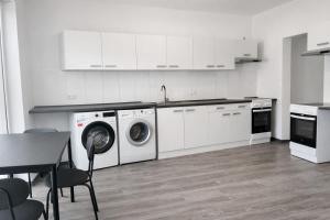 a kitchen with a washing machine and a dishwasher at Monteur- und Ferienunterkunft Waghäusel in Waghäusel