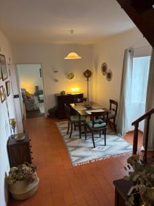 a dining room with a table and chairs in a room at Casa da Torre in Porto Moniz