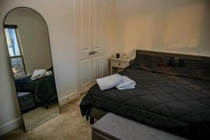 a bedroom with a bed and a mirror at Downtown views by the Lake in Austin +14 photos