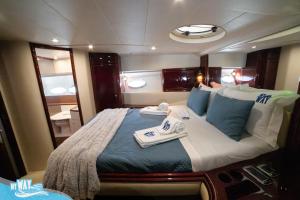 a bedroom with a large bed on a yacht at Barco no Coração da Cidade - Iate de 5 estrelas in Viana do Castelo