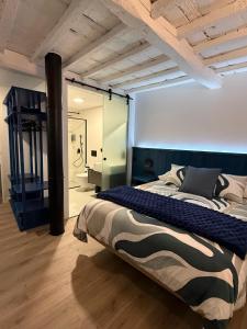 a bedroom with a large bed in a room at Adiva A Zapataría in Puentedeume