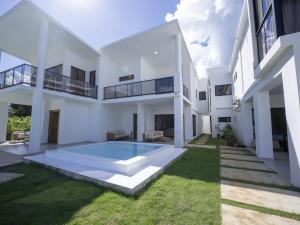 a large white house with a swimming pool in the yard at Ocean View-picuzzi Villa RI duplex Las Galeras in Piedra de La Ballena