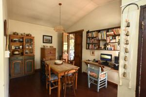 a dining room with a table and a desk at Casa Amaranta in La Cumbre