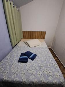 a small bedroom with a bed with a blue blanket at Só pra Dormir centro in Brotas