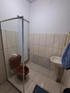a bathroom with a toilet and a sink at Só pra Dormir centro in Brotas