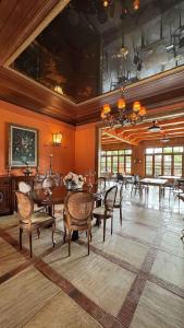 a dining room with a table and chairs at Hotel Fazenda Lagoa Grande in Sete Lagoas