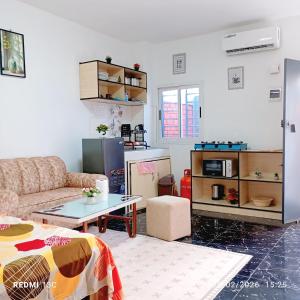 a living room with a couch and a table at Les studios américains d'Angré - 2 in Mandanou