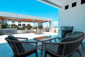 a patio with a table and chairs and a grill at Delamar Hotel in San Andrés
