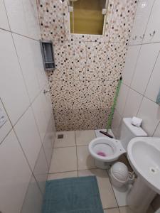 a small bathroom with a toilet and a sink at Suite Nomar centro in Brotas