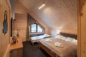 a bedroom with a bed in a wooden cabin at Chatka u tatka in Vysoké Tatry