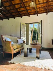 a living room with a couch and a coffee table at Los Narcisos in San Antonio de Areco