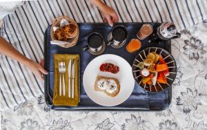 a tray with a plate of food on a table at Villa Fiesta in Oggiono
