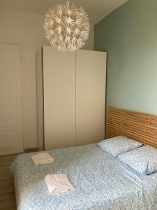 a bedroom with a bed with two towels on it at Hôtel de Ville, T3, 2 chambres, 2 salles de bain in Saint-Étienne