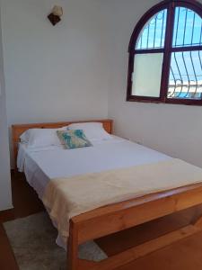 a bed in a room with a window at Casa Cerdeña in Puerto Carayaca