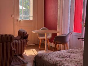 a room with a table and chairs and a window at Lingaillat in Soorts-Hossegor +20 photos