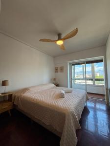 a bedroom with a bed and a ceiling fan at La Plaza Apart in Mendoza