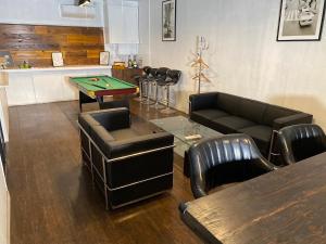 a poker room with a table and leather chairs at 勝山駅徒歩1分 恐竜博物館車5分スキージャム15分 BBQ可能 シアタールーム Kidsルーム完備 駅前好立地 in Katsuyama