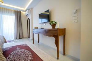 a bathroom with a wooden table in a room at Theban Hills Hotel, Luxor in ‘Ezbet Abu Ḥabashi