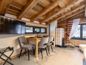 a dining room with a table and chairs at Almversteck Hollersbach in Hollersbach im Pinzgau +32 photos