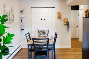 a dining room with a table and chairs at Spacious 2-Bedroom Apartment NYC-10 mins away in Union City +23 photos