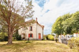 an old house with a tree in the yard at Lingaillat in Soorts-Hossegor