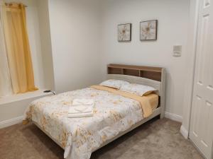 a bedroom with a bed with two towels on it at Beautiful Villa with Amazing 360 Mountain Views, Golfcourses close to Monserate Winery and I-15 in Fallbrook