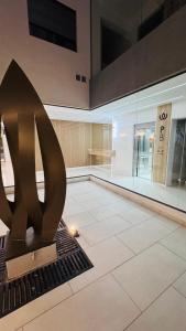 a lobby with a large metal sculpture in a building at AGNI Suite Centro in Concepción del Uruguay