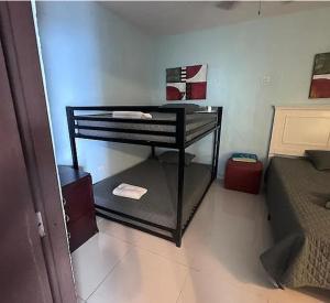 a small room with a table and a bed at Puntilla Aparments in Catano