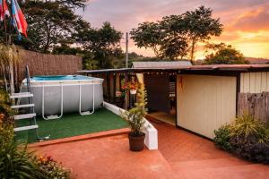 a backyard with a hot tub and a house at Doa Blanca Cabin Mountain View in Utuado