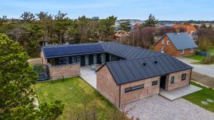 an overhead view of a house with a black roof at Feriehus 1116 in Ringkøbing