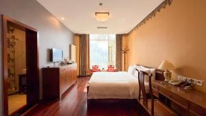 a hotel room with a bed and a television at 四川成都金牛宾馆 Sichuan State Guest Hotel in Chengdu