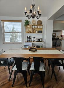 ein Esszimmer mit Tisch und Stühlen in der Unterkunft Condo ÉVASION in Magog-Orford