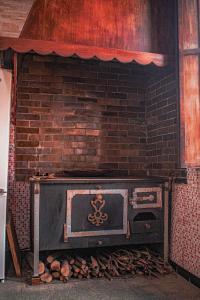 an old brick oven sitting in a brick wall at Posada San José de Lucas in Tupambaé