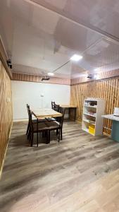 an empty room with a table and chairs at Hospedaje Avenida in Puerto Montt