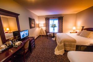 Postel nebo postele na pokoji v ubytování Devon Inn Hotel